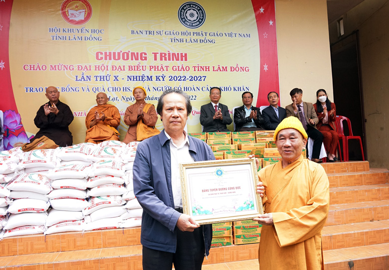 Giáo hội Phật giáo tỉnh trao bảng tuyên dương công đức cho nhà tài trợ