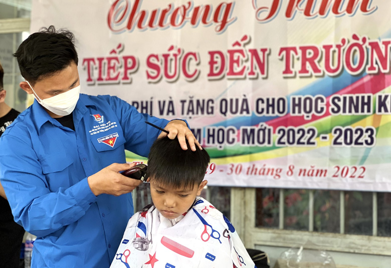 Bảo Lâm: Trao tặng 300 phần quà tiếp sức đến trường cho học sinh khó khăn