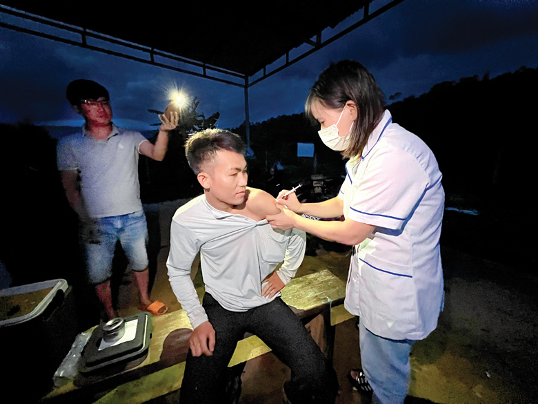 Việc tiêm chủng được thực hiện cả vào ban đêm để thuận lợi cho bà con trong lao động, sản xuất