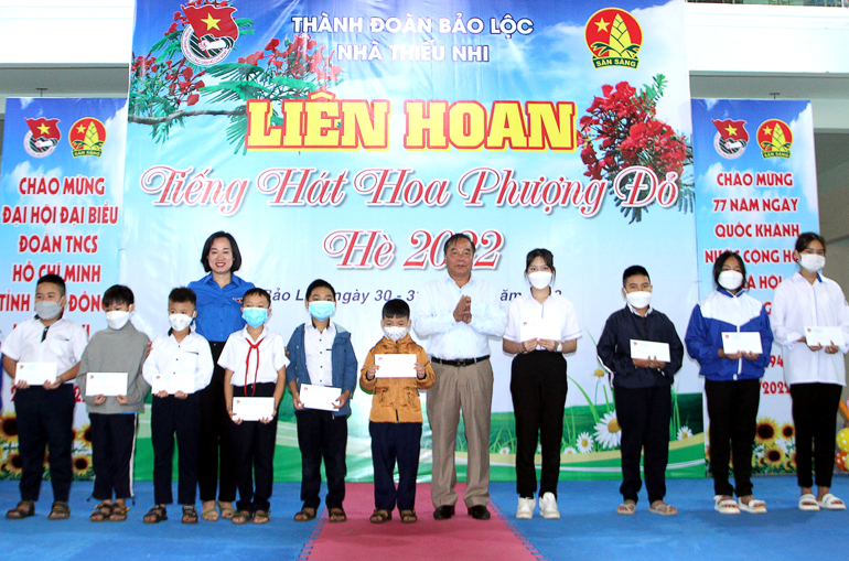 Bảo Lộc: Trao 33 suất học bổng cho học sinh có hoàn cảnh khó khăn
