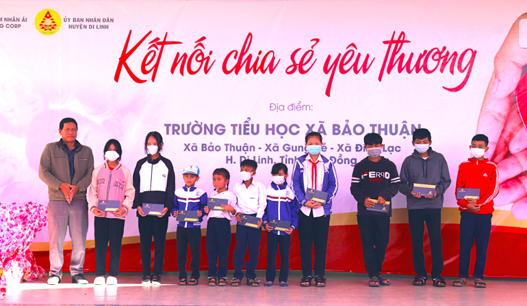 Đại diện chính quyền địa phương trao tặng học bổng cho học sinh vượt khó, học giỏi
