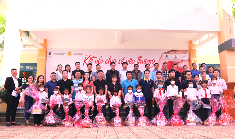 Khải Hưng Corp trao tặng quà trung thu cho thiếu nhi huyện Di Linh