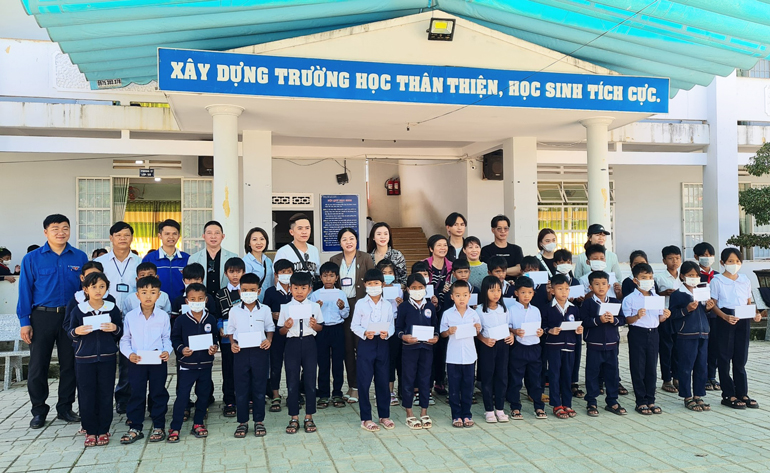 Đơn Dương: Trao 150 phần quà tiếp sức đến trường