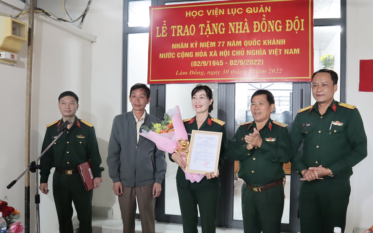 Học viện Lục quân trao tặng nhà đồng đội