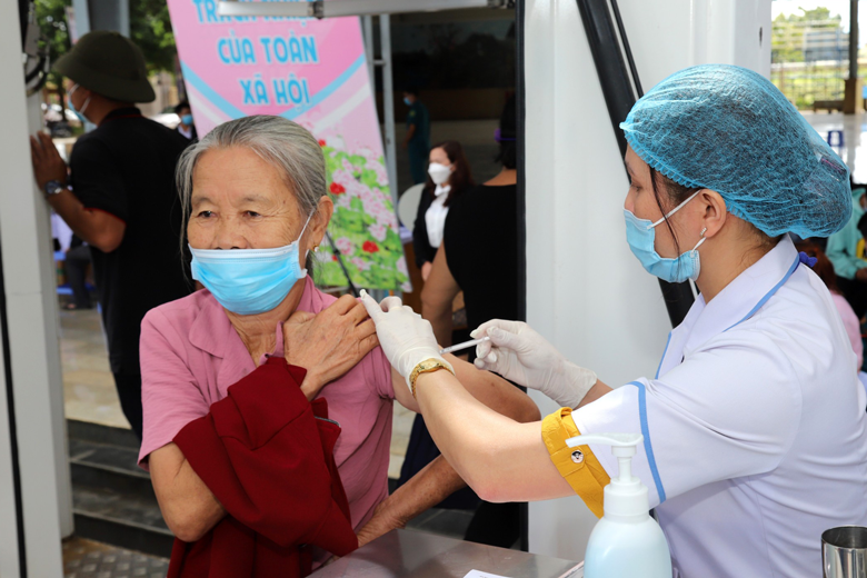 Người dân tham gia thực hiện tiêm chủng vắc xin phòng COVID-19