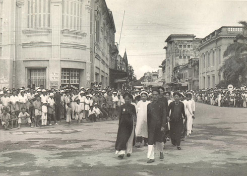 Đông đảo đồng bào, trong đó có tầng lớp thương nhân tham dự buổi đấu giá tranh của Chủ tịch Hồ Chí Minh trong Tuần Lễ Vàng 9/1945.