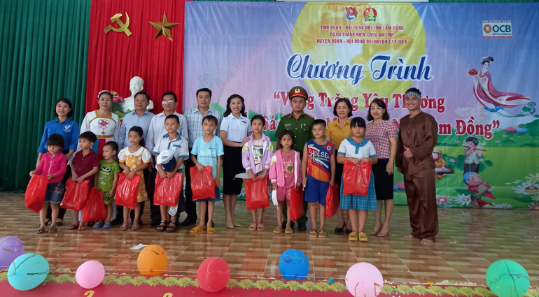 Cát Tiên: Trao 350 phần quà tại Chương trình Vầng trăng yêu thương