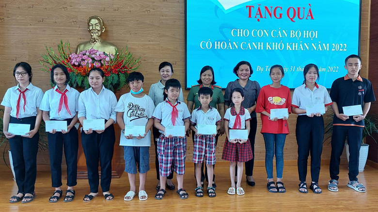 Đạ Tẻh: Trao quà cho con em cán bộ phụ nữ có hoàn cảnh khó khăn