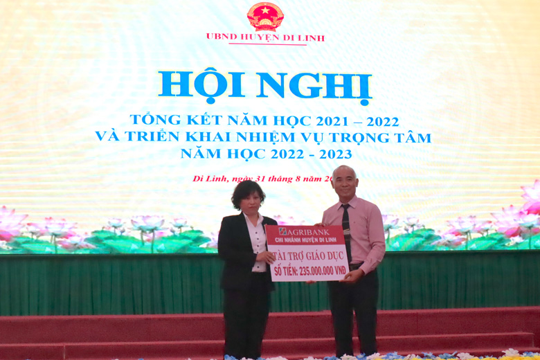 Đại diện Agribank Vhi nhánh huyện Di Linh trao số tiền hỗ trợ học sinh nghèo bước vào năm học mới