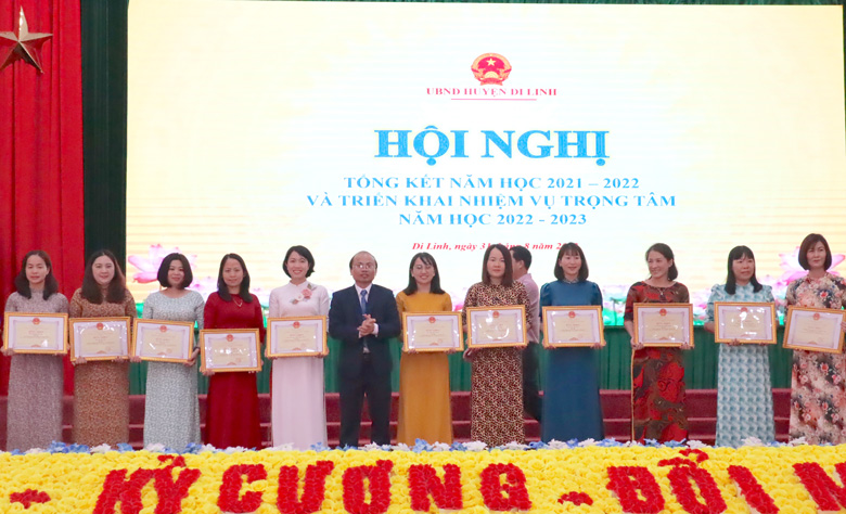 Đồng chí Trần Đức Công - Chủ tịch UBND huyện trao tặng bằng khen của UBND tỉnh cho 13 cá nhân thuộc phòng giáo dục