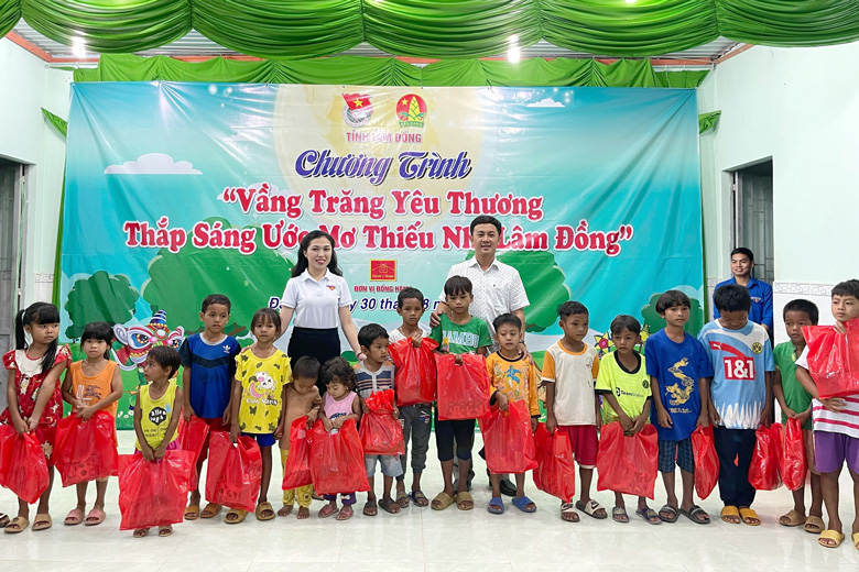 Trao tặng 3.400 phần quà Trung thu cho thiếu nhi