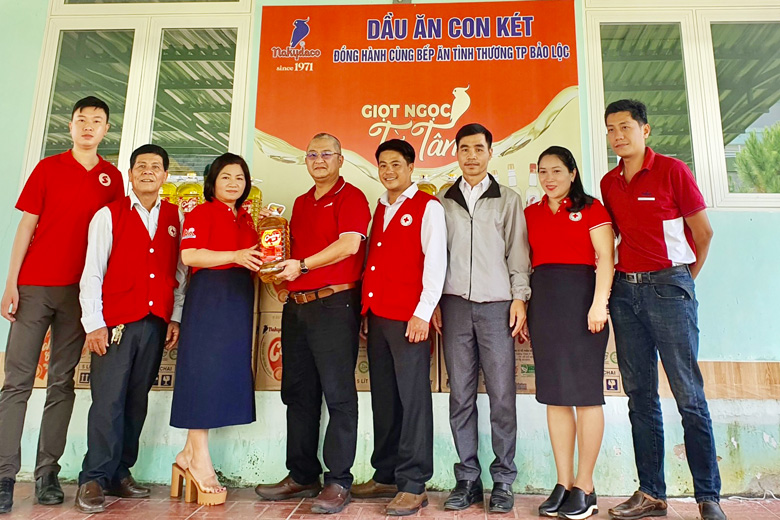 Tiếp tục tặng dầu ăn cho các bếp ăn tình thương tại bệnh viện