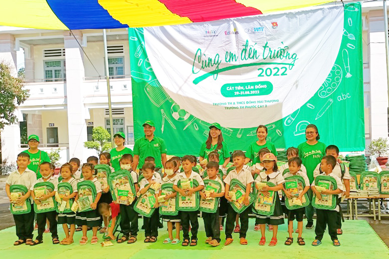 Cát Tiên: Trao 500 phần quà tại chương trình ''Cùng em đến trường''