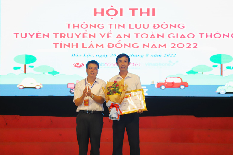 Ban tổ chức trao giải nhất cho đội Bảo Lộc