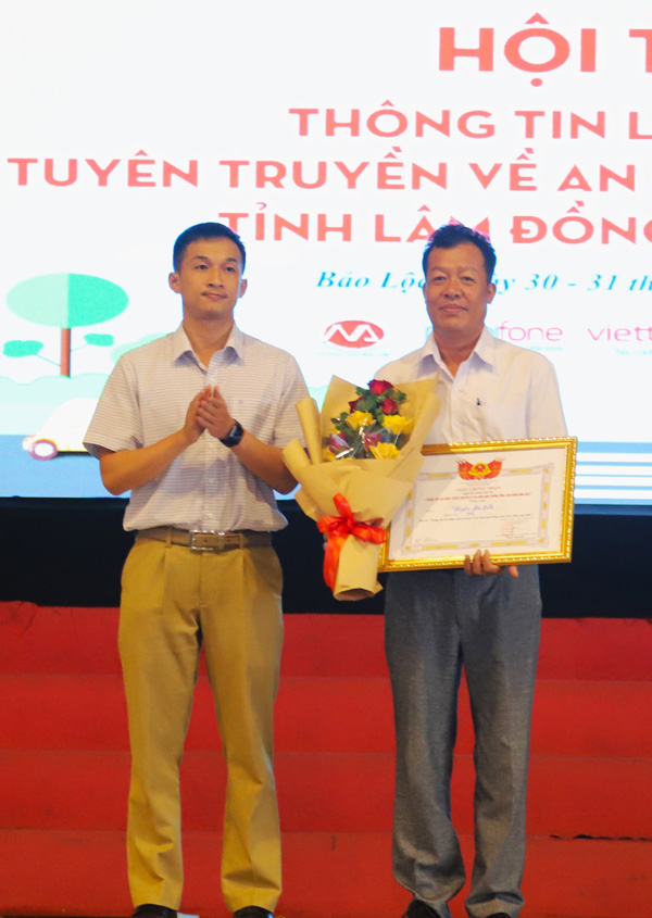 Đội Đạ Tẻh nhận giải nhì
