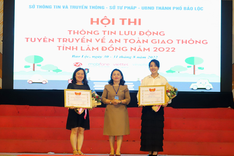 Trao giải giải ba cho 2 đội Đà Lạt và Đơn Dương