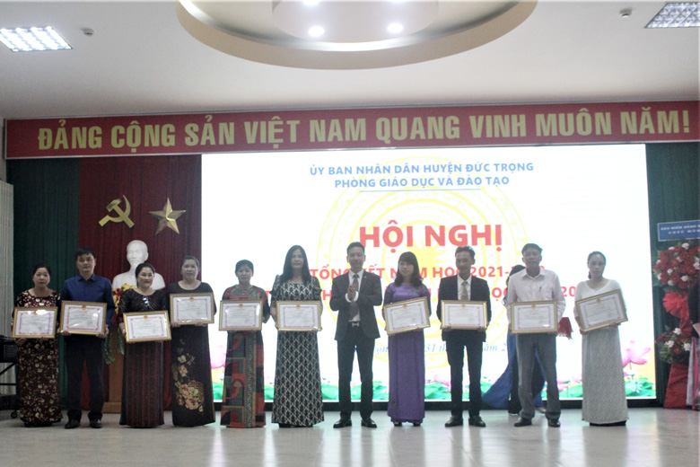 Ông Thái Quốc Hoàn - Trưởng Phòng Giáo dục - Đào tạo huyện trao giấy khen cho các cá nhân tiêu biểu