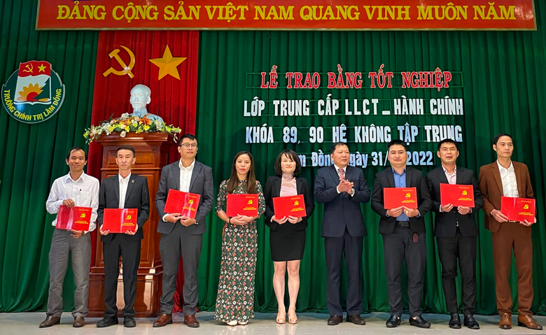 Trao bằng Trung cấp Lý luận chính trị - Hành chính Khóa 89, 90