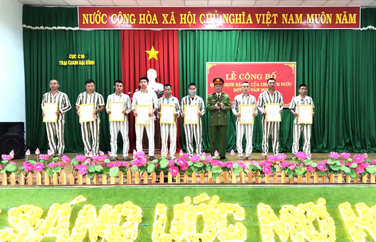 Trại giam Đại Bình công bố quyết định đặc xá của Chủ tịch nước cho 21 phạm nhân
