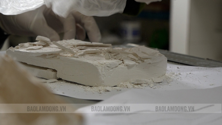 Tang vật là 1 bánh heroin bị phát hiện, thu giữ