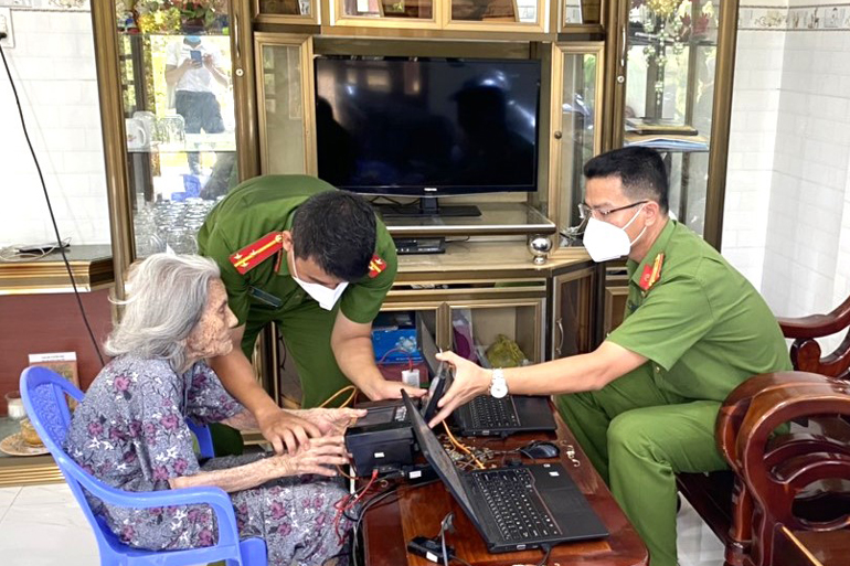 Công an các địa phương tập trung làm căn cước công dân xuyên lễ 2/9