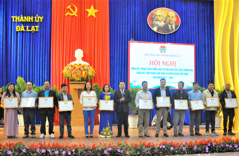 Những nông dân sản xuất giỏi gắn bó với cộng đồng