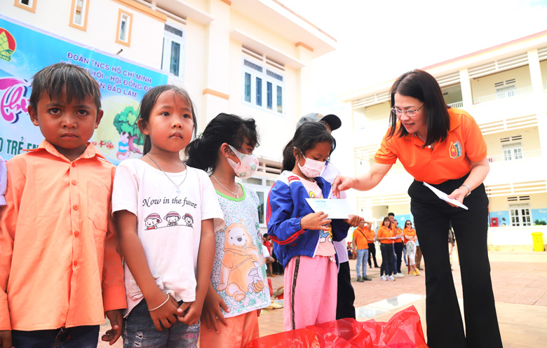 Báo Lâm Đồng mang Trung thu yêu thương đến với trẻ em khó khăn Lộc Bảo