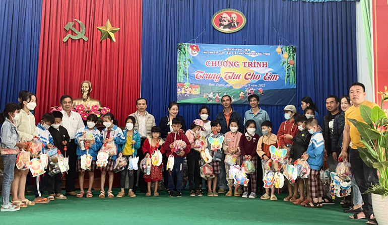 Đức Trọng: Trao hơn 300 phần quà Trung thu cho trẻ em có hoàn cảnh khó khăn