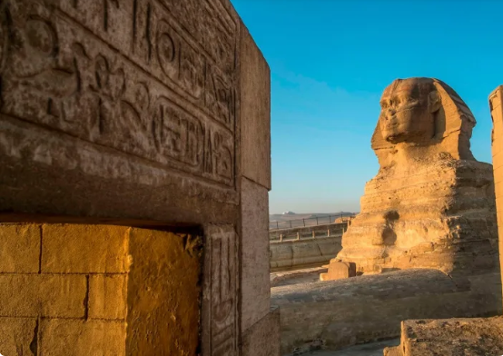 Tượng nhân sư nằm trong quần thể kim tự tháp Giza