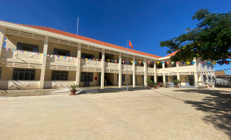 Nhiều ngôi trường mới xây dựng khang trang, sạch đẹp từng bước nâng cao chất lượng dạy học