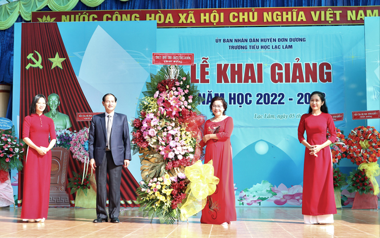 Đồng chí Nguyễn Trọng Ánh Đông tặng lãnh hoa chúc mừng thầy và trò Trường Tiểu học Lạc Lâm nhân dịp khai giảng năm học mới