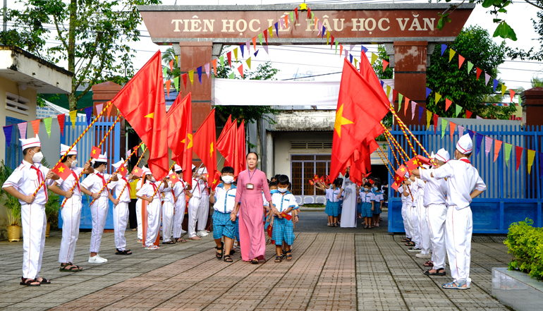 Trường Tiểu học Phù Mỹ tổ chức đón các em học sinh lớp 1 vào trường