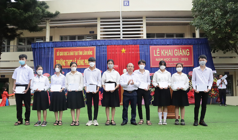 Đồng chí Trần Đức Công - Chủ tịch UBND huyện trao học bổng cho học sinh nghèo vượt khó