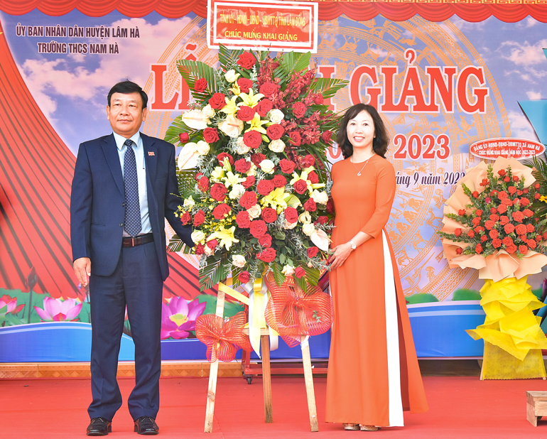 Đồng chí Bùi Thắng - Ủy viên Ban Thường vụ, Trưởng Ban Tuyên giáo Tỉnh ủy tặng hoa chúc mừng