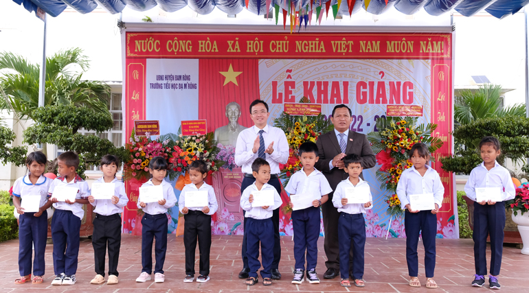 Đồng chí K’Mak – Phó Chủ tịch HĐND tỉnh và đồng chí Nguyễn Văn Lộc – Bí thư Huyện ủy Đam Rông tặng học bổng cho các em học sinh