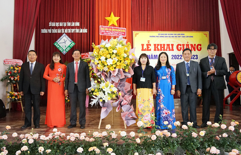 Lẵng hoa của Tỉnh ủy, HĐND, UBND, Ủy ban MTTQ tỉnh chúc mừng Trường Phổ thông DTNT THPT tỉnh 
