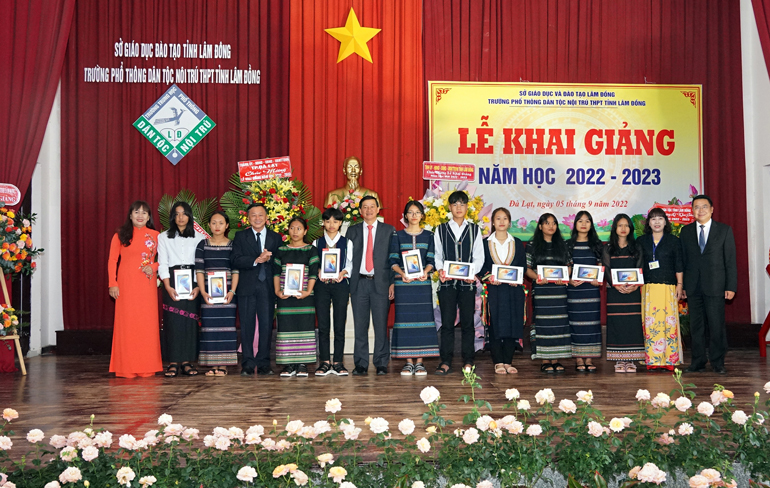 Bí thư Tỉnh ủy Lâm Đồng Trần Đức Quận trao máy tính bảng cho các học sinh dân tộc thiểu số có hoàn cảnh khó khăn
