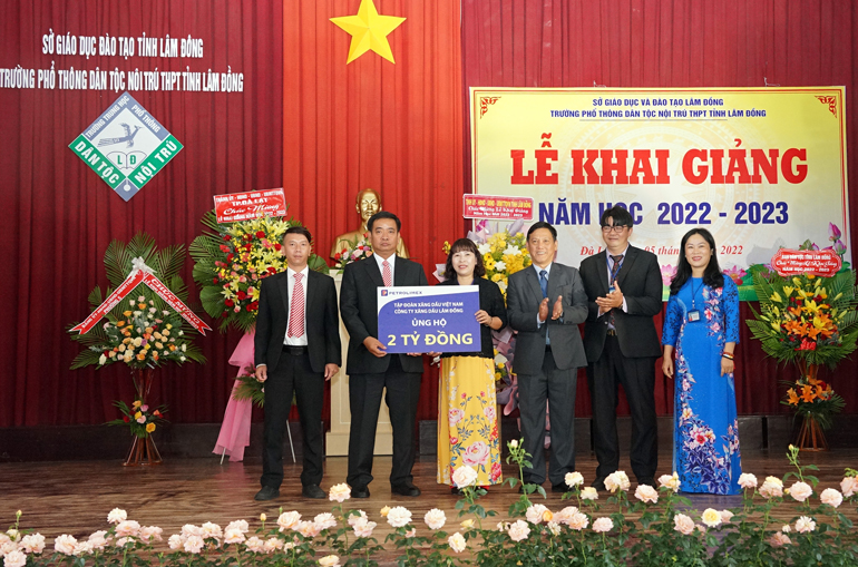 Công ty Xăng dầu trao bảng tượng trưng ủng hộ 2 tỷ đồng cho Trường Phổ thông DTNT THPT tỉnh xây dựng nhà văn hóa cộng đồng