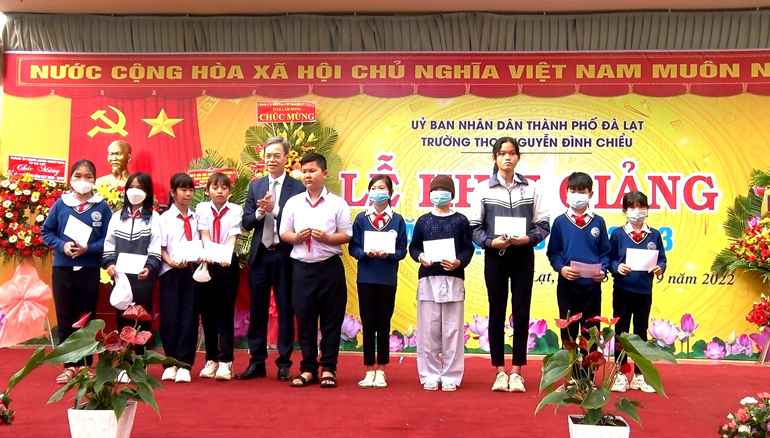 Trao tặng học bổng và máy tính bảng cho các em học sinh
