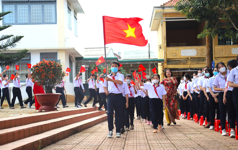 296 học sinh lớp 6 hân hoan trong ngày khai giảng