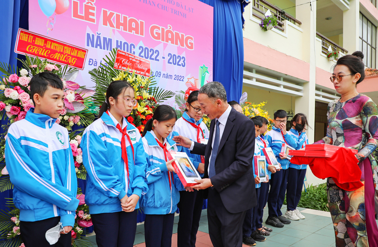 Chủ tịch UBND tỉnh Lâm Đồng Trần Văn Hiệp trao tặng máy tính nhằm hỗ trợ học sinh có phương tiện học tập