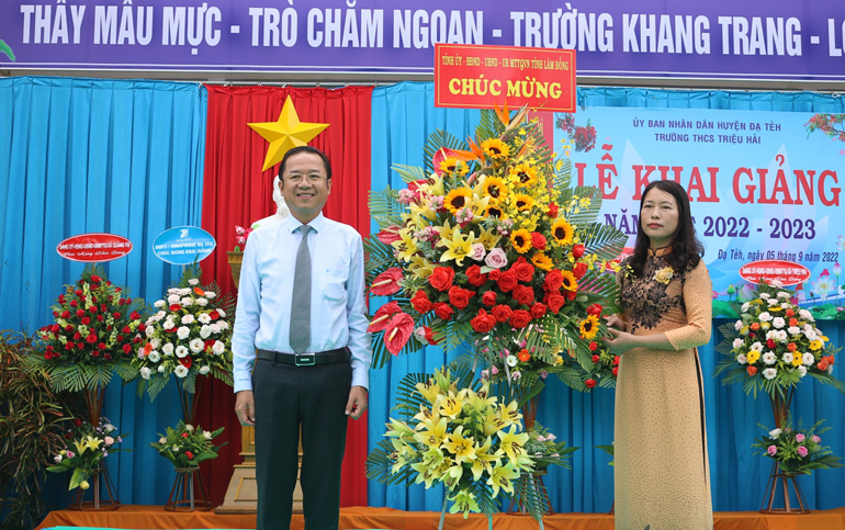 Tặng hoa chúc mừng tại Lễ Khai giảng