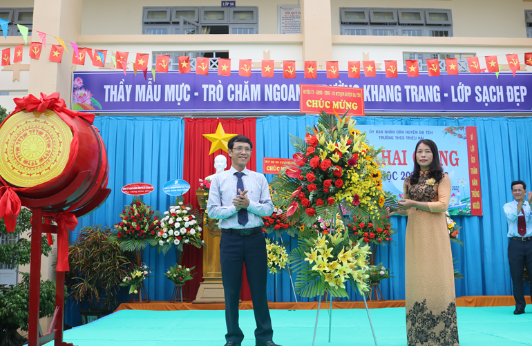 Đồng chí Nguyễn Mạnh Việt – Quyền Bí thư Huyện ủy Đạ Tẻh tặng hoa chúc mừng