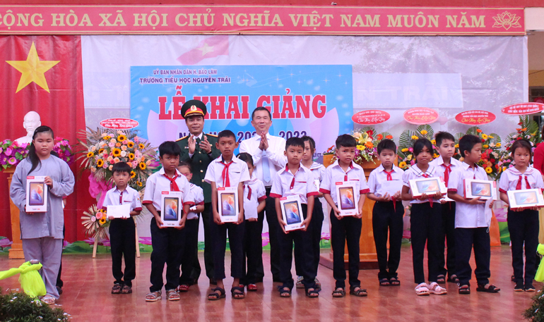 Đại tá Nguyễn Bình Sơn - Ủy viên Ban Thường vụ Tỉnh ủy, Chỉ huy trưởng Bộ Chỉ huy Quân sự tỉnh Lâm Đồng trao học bổng và tặng máy tính cho học sinh