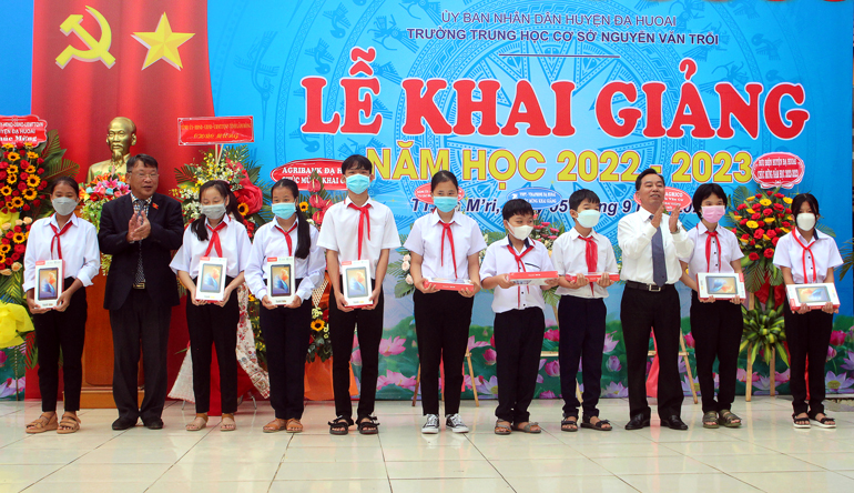 Trao máy tính bảng cho các em học sinh có hoàn cảnh khó khăn