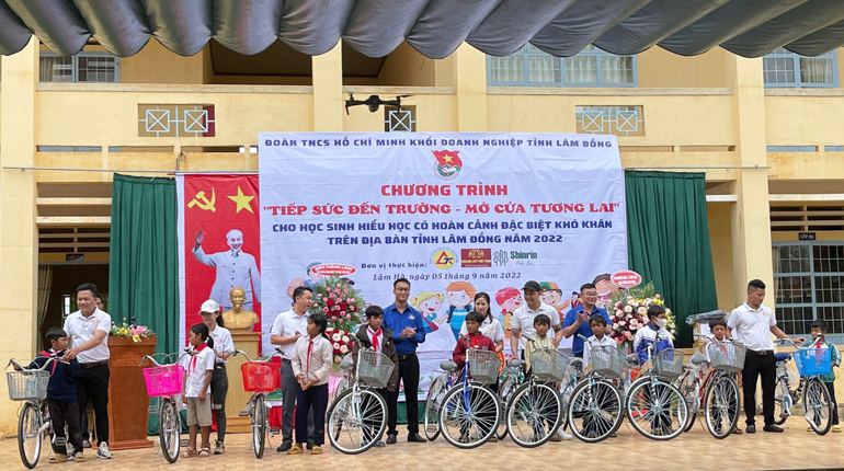 Trao quà và xe đạp cho học sinh có hoàn cảnh khó khăn