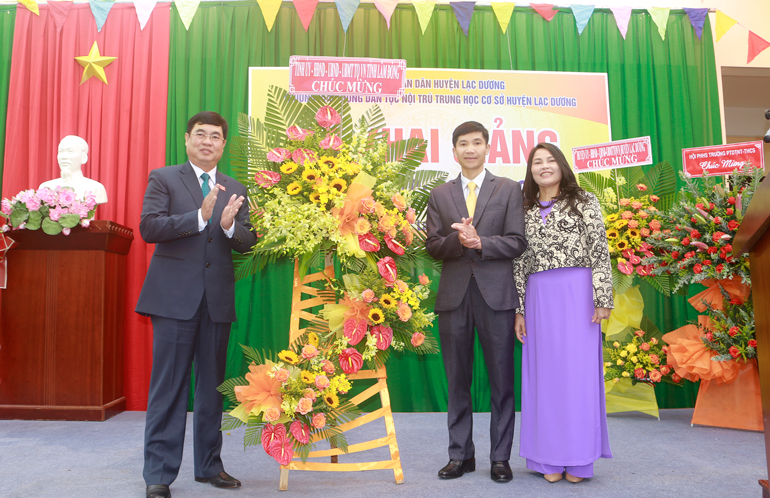 Đồng chí Trần Đình Văn – Phó Bí thư Thường trực Tỉnh ủy, Trưởng Đoàn ĐBQH tỉnh Lâm Đồng tặng lẵng hoa chúc mừng tập thể cán bộ, giáo viên và học sinh Trường PT DTNT THCS huyện Lạc Dương