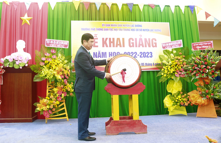 Đồng chí Trần Đình Văn – Phó Bí thư Thường trực Tỉnh ủy, Trưởng Đoàn ĐBQH tỉnh Lâm Đồng đánh hồi trống khai trường tại Trường PT DTNT THCS huyện Lạc Dương