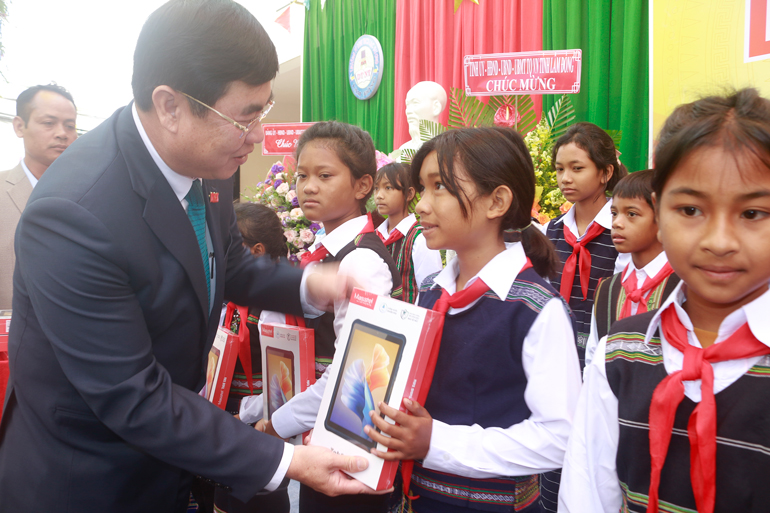 Đồng chí Trần Đình Văn – Phó Bí thư Thường trực Tỉnh ủy, Trưởng Đoàn ĐBQH tỉnh Lâm Đồng trao tặng máy tính bảng cho học sinh nghèo vượt khó Trường PT DTNT THCS huyện Lạc Dương