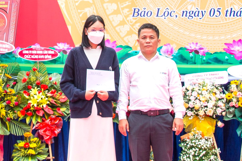 Công ty Thủy điện Đồng Nai đồng hành cùng em đến trường